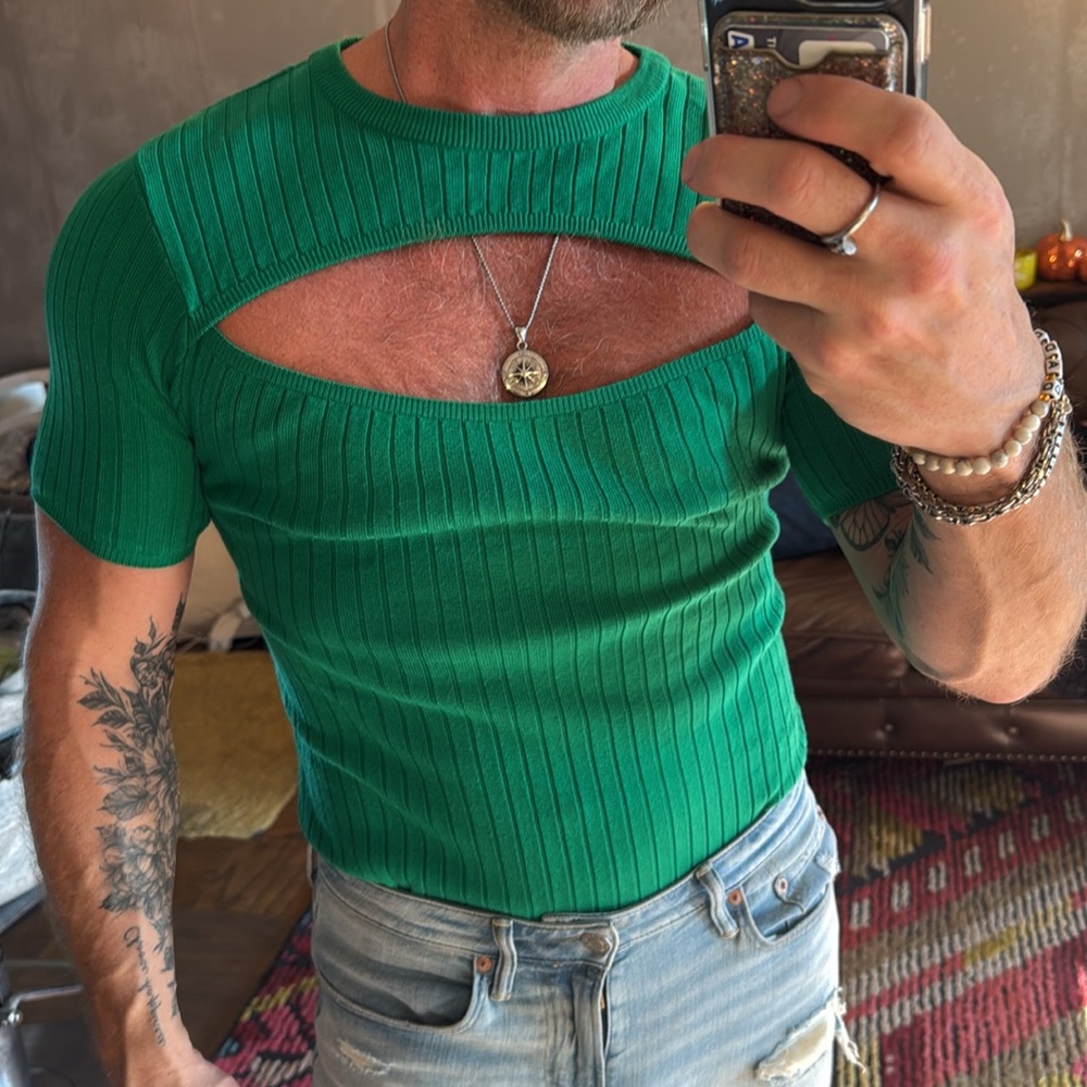 Green ribbed short sleeve shirt with keyhole across the chest men’s size medium